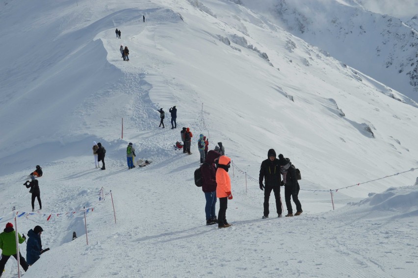 Tatry. Kasprowy Wierch oblężony przez narciarzy i turystów [ZDJĘCIA]