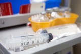 Firma Pfizer ostrzega alergików przed działaniami niepożądanymi swojej szczepionki na COVID-19