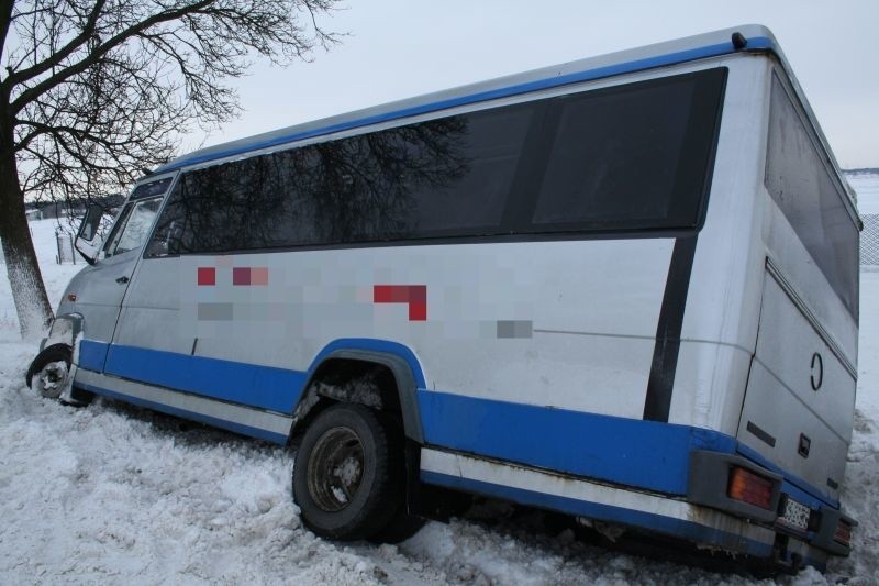Na śliskiej jezdni bus jadący do Ostrołęki złapał pobocza i...