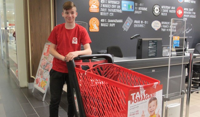 Patryk z Parznic był jednym z wolontariuszy, którzy w piątek uczestniczyli w zbiórce żywności w radomskim Carrefourze.