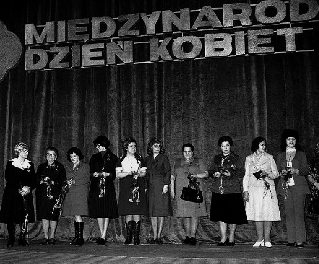 W Łodzi, nazywanej miastem kobiet, 8 Marca świętowano zwykle wyjątkowo uroczyście. Wiele razy przyjeżdżali tego dnia tu pierwsi sekretarze KC PZPR – Władysław Gomułka, Edward Gierek.