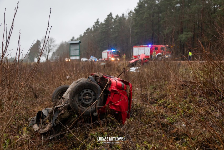 Wypadek śmiertelny na DK 65 na trasie Knyszyn - Białystok. Skoda zderzyła się z BMW. Dwie osoby zginęły. Droga była zablokowana [ZDJĘCIA]