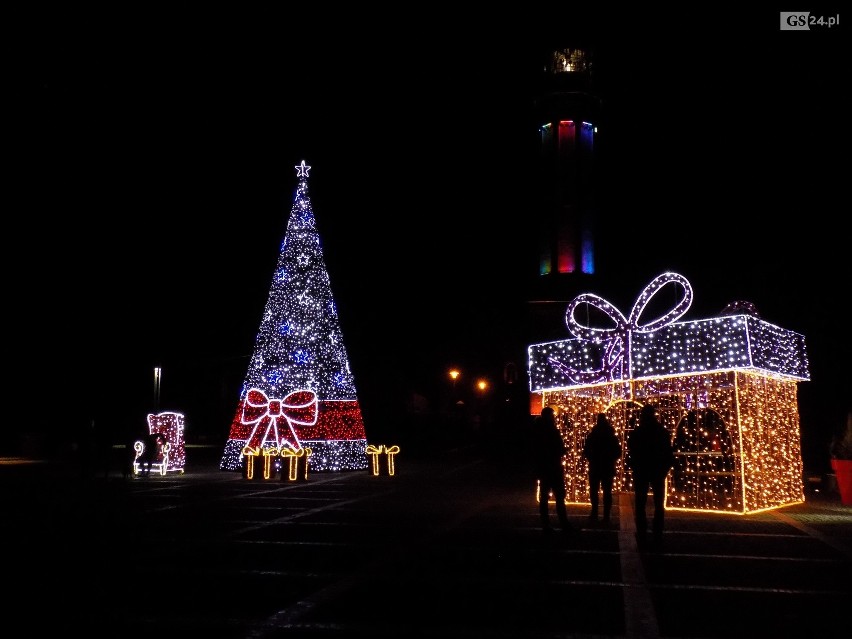 Świąteczny weekend w Niechorzu. Spacerowiczów nie brakowało. ZDJĘCIA iluminacji