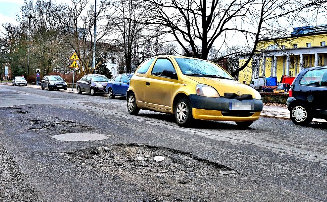 Gigantyczne dziury w jezdni muszą pokonywać kierowcy poruszający się ul. Stefanowskiego. Takich ulic jest w Łodzi znacznie więcej.