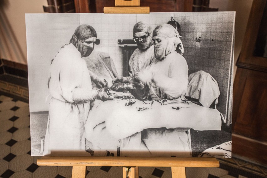  „Pielęgniarki i Położne - wczoraj i dziś!” - wystawa fotograficzna w słupskim ratuszu