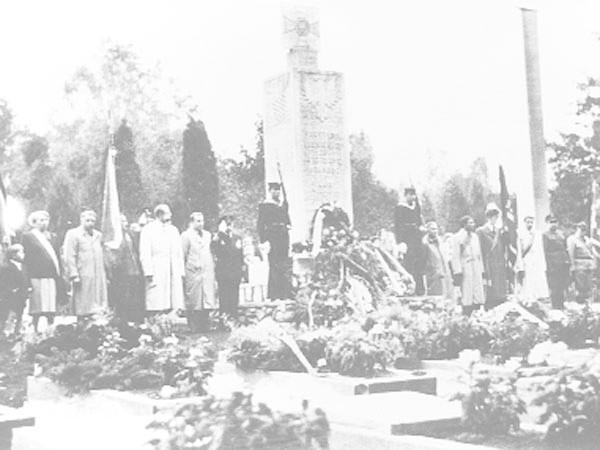 Pomnik na cmentarzu &#8211; uroczystość odsłonięcia 12 X 1958 roku.