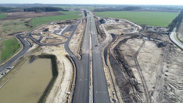 W naszym regionie trwają intensywne prace przy budowie drogi S11 z Koszalina do Bobolic. Najbardziej zaawansowane prowadzone są na odcinku Koszalin - Zegrze Pomorskie.