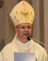Katastrofa w Smoleńsku. Biskup opolski Andrzej Czaja: Módlmy się za ofiary 