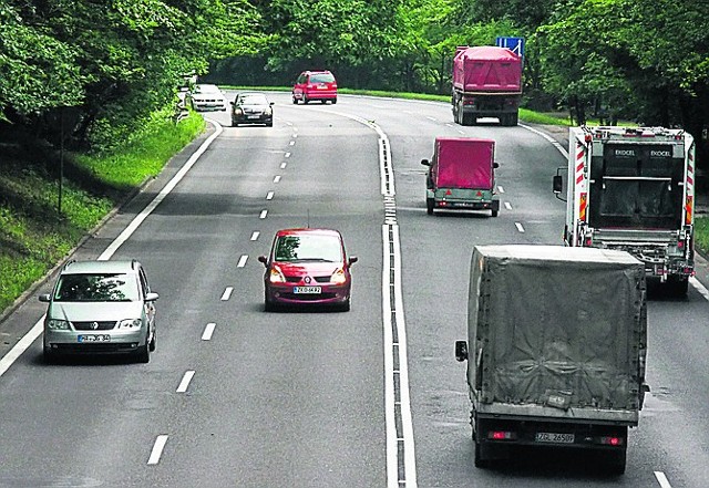 Docelowo wzdłuż leśnego odcinka ul. Gdańskiej ma stanąć 159 lamp. Doświetlone zostaną także przejścia dla pieszych