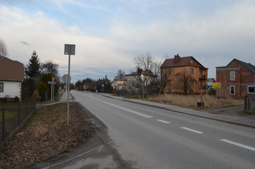 Przy ulicy Słocińskiej w Rzeszowie brakuje chodników. Trzeba chodzić poboczem