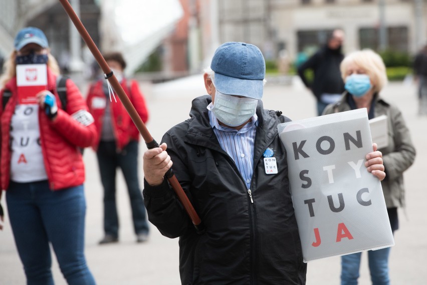 Na placu Wolności zebrali się poznaniacy protestujący...