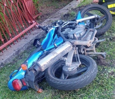 W piątek wieczorem motocyklista wpadł na ogrodzenie posesji...