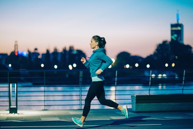 Szybki spacer lub delikatny jogging to jedne z najpopularniejszych aktywności fizycznej. Wystarczy 30 minut dziennie, aby poprawić pracę układu krążenia i wzmocnić serce.