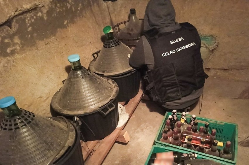 Nielegalny alkohol i papierosy składowano w piwnicy w Narewce. Magazyn ujawnili funkcjonariusze podlaskiej KAS
