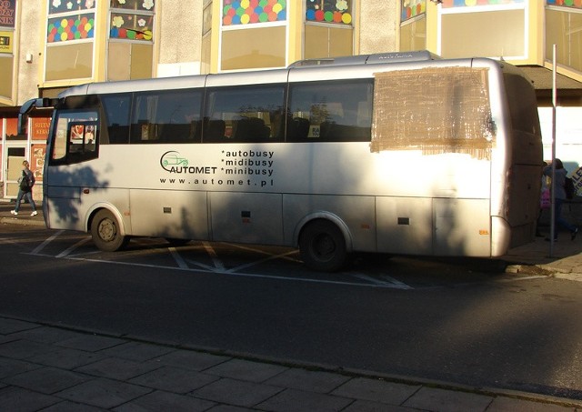 Autobus ze zbitą szybą