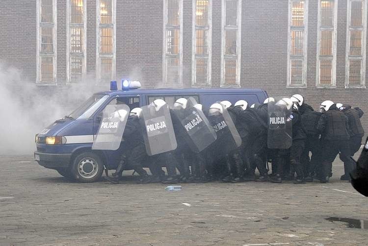 115 policjantów z Jednostki Specjalnej Polskiej Policji...
