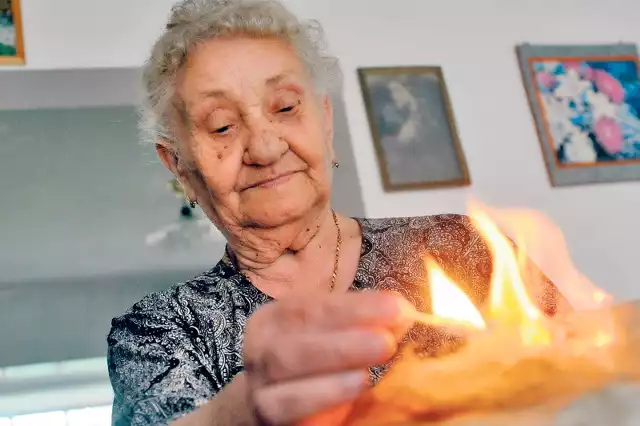 Stanisława Lewicka do leczenia róży wykorzystuje len. Podpala go i ciepłą jeszcze chustę umieszcza na chorym miejscu. Nauczyła się tego od mamy