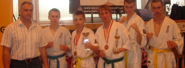 Zawodnicy Buskiego Klubu Karate - na zdjęciu z trenerem Robertem Hornikiem - startowali z sukcesami na turnieju w Piekoszowie.