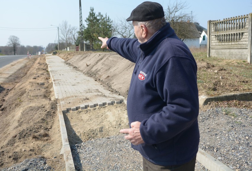 Mieszkańcy Chustek pod Szydłowcem skarżą się na wąskie...