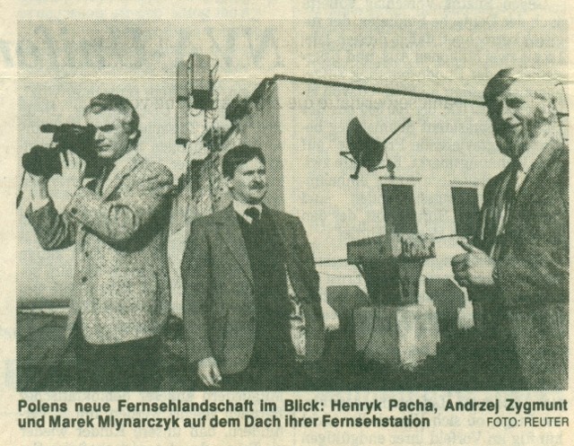 Wycinek z niemieckiej prasy z lutego 1990 r. (nie zachował się tytuł gazety) właściciele pomysłodawcy na dachu akademika ARKA