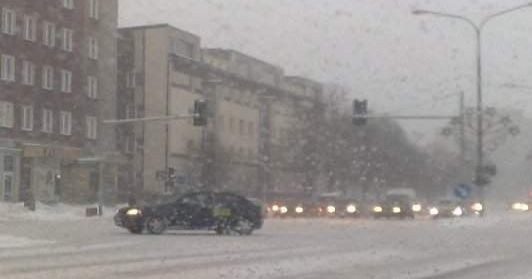 Intensywne opady śniegu to koszmar dla kierowców.