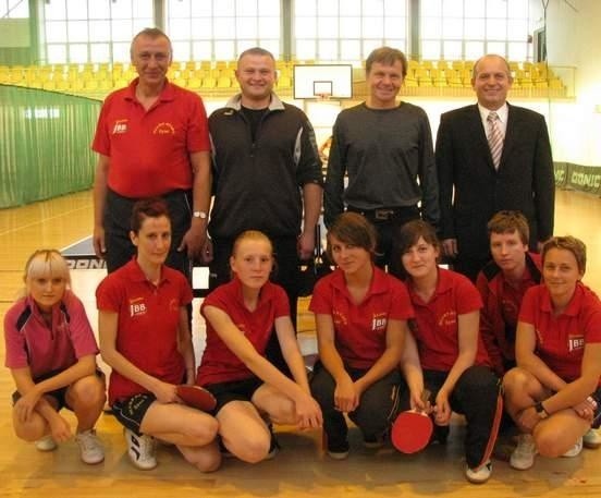 Zawodniczki JBB Start GLUKS Łyse wraz z trenerami i sponsorem - właścicielem zakładów JBB Józefem Bałdygą.