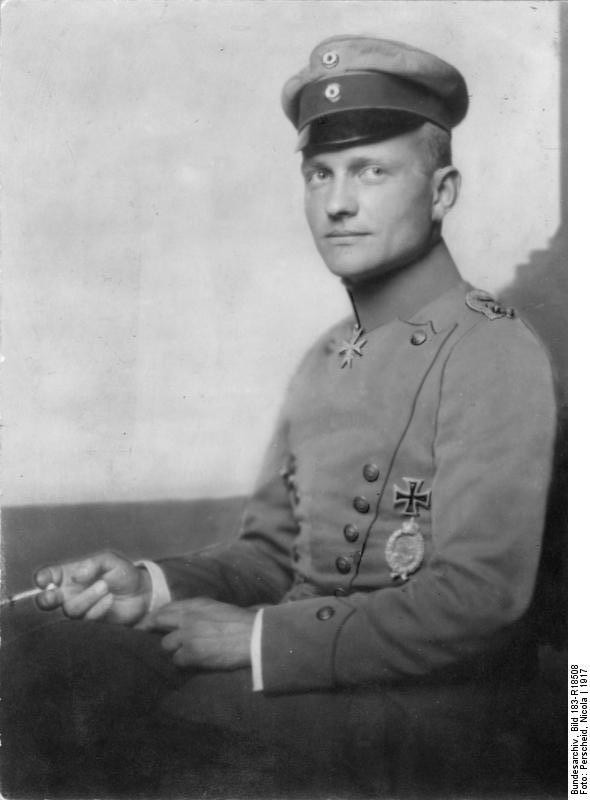Manfred Albrecht baron von Richthofen urodził się 1892 roku w podmiejskiej wsi Borek (Kleinburg), przy obecnej ulicy Kasztanowej