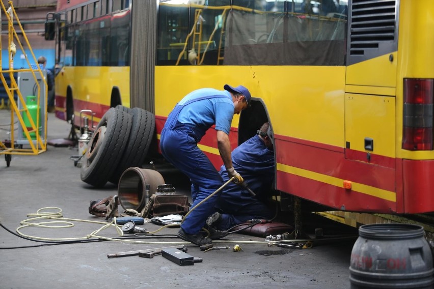 Całą drogę kierowcy i autobusu – od dyspozytorni do stacji...