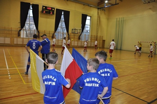 Reprezentacja Polski w futsalu podróżuje po kraju, gdzie rozgrywa mecze sparingowe. W sobotę pokonała oldbojów Polonii Poraj.