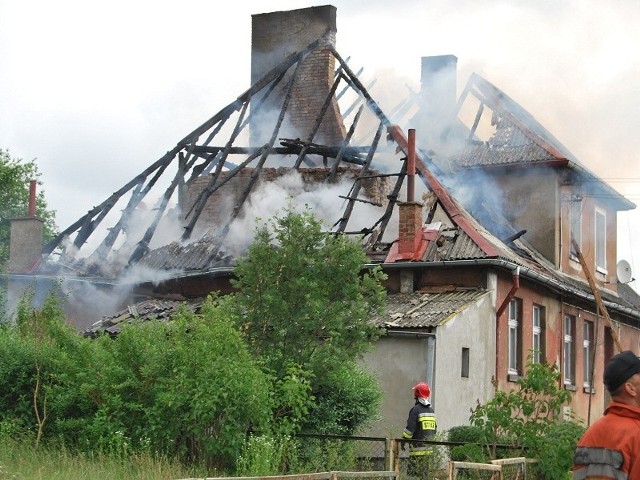 Strażacy uporali się z ogniem, który wybuchł w budynku dawnej szkoły w Karżniczce.
