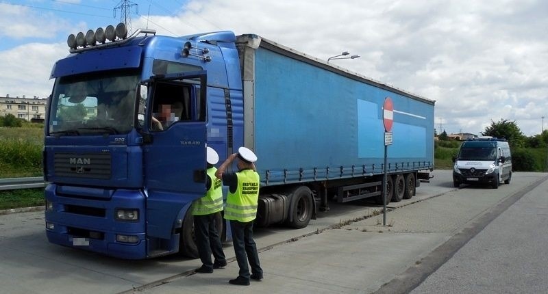 Inspektorzy zatrzymali w Radomiu niesprawną ciężarówkę.