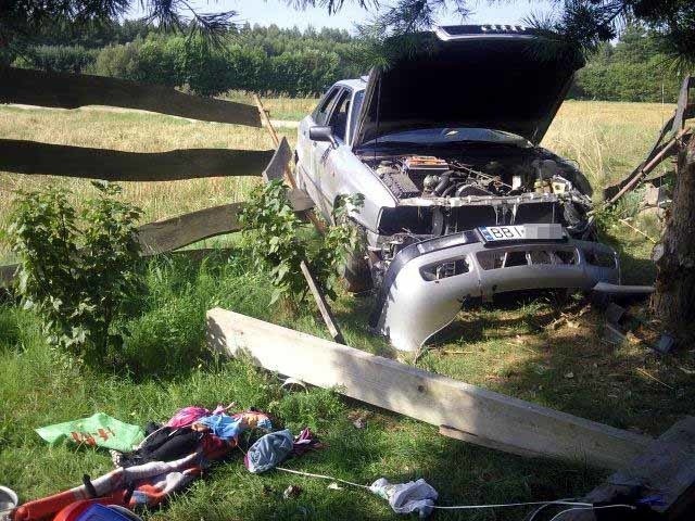 Auto staranowało płot uderzyło w drzewo