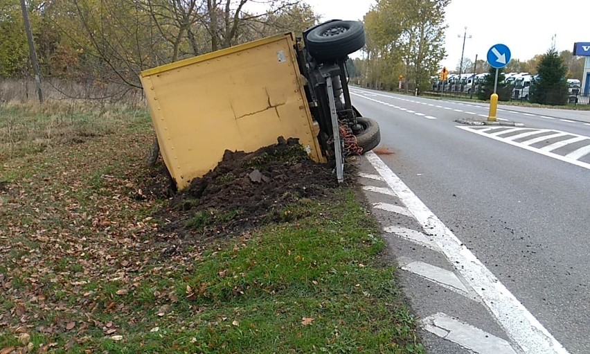 Na DK6 w Sycewicach przewróciła się przyczepa. Jak donoszą...