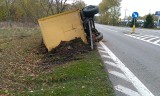 Na DK6 w Sycewicach przewróciła się przyczepa (zdjęcia)