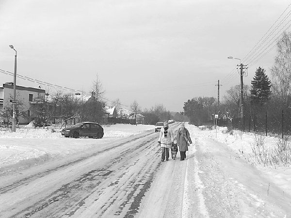 Lód na głównej ulicy, brak chodnika,  kanalizacji, nie wszędzie są światła...