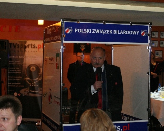 Zbigniew Pacelt podczas wizyty w Kieleckim Centrum Bilardowym.