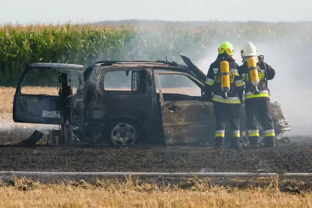 Na polu w Lesznie (gm. Medyka) w powiecie przemyskim spłonął samochód osobowy marki Suzuki. Kierowca wjechał na pole, wysiadł samochodu, a ten niedługo potem w wyniku samozapłonu stanął w ogniu. Do akcji gaśniczej zadysponowano strażaków z OSP Medyka i PSP w Przemyślu.