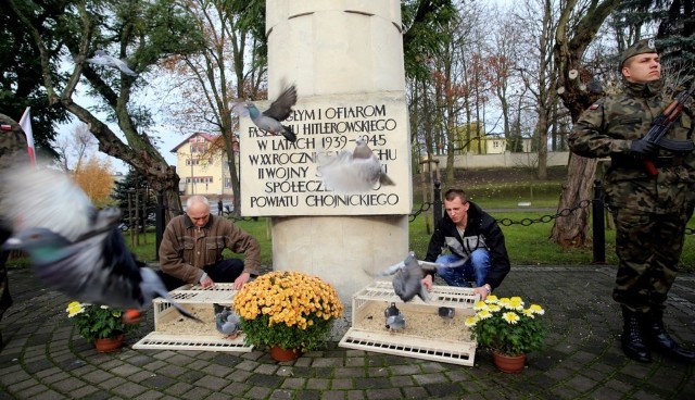Przy pomniku Orła wypuszczono gołębie