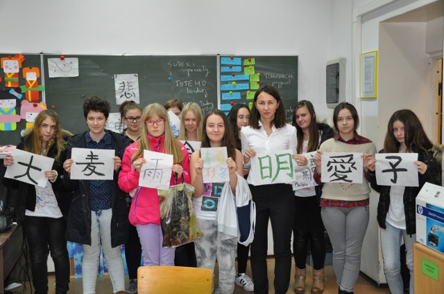 Co piątek na dodatkowe zajęcia języka japońskiego przychodzi kilkunastu uczniów