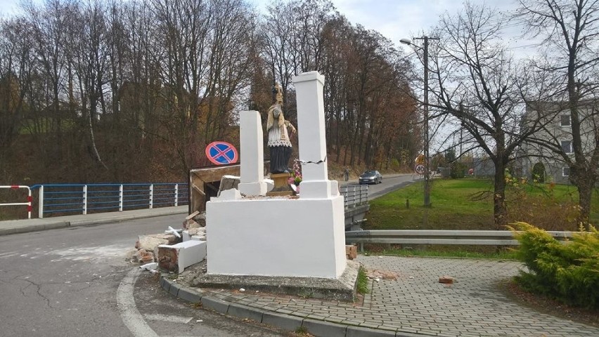 Spora część kapliczki z dachem runęła na ziemię. Ocalał św....