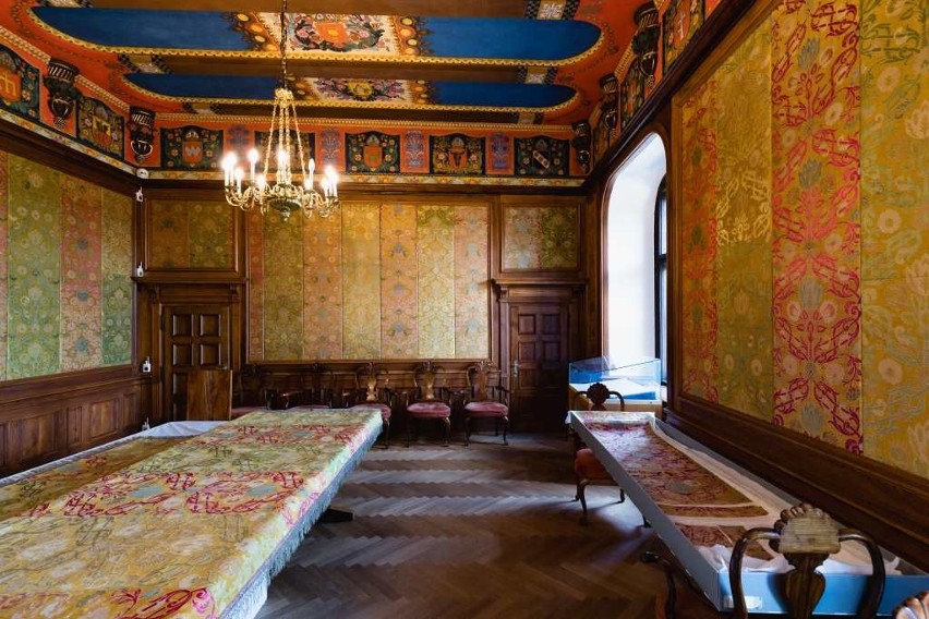 Wawel. XVII-wieczne tkaniny powróciły po konserwacji na ściany Kapitularza Archiwum Krakowskiej Kapituły Katedralnej