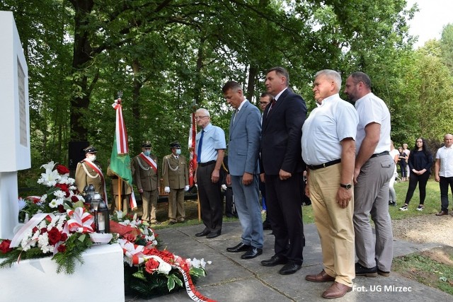 Kwiaty składa delegacja władz gminy Mirzec