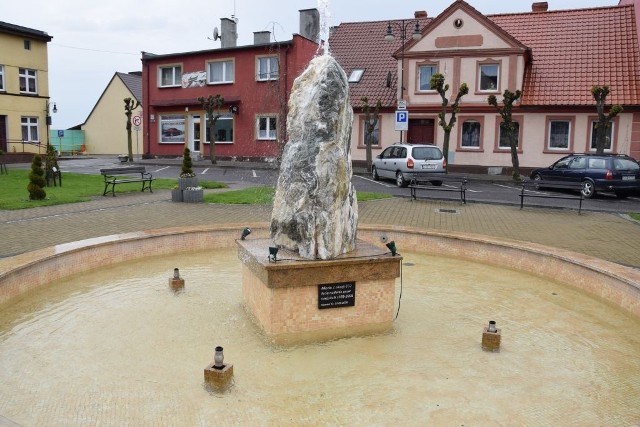 W centrum Kamienia jedynym "miejscem pamięci" jest fontanna z tablicą pamiątkową ufundowana z okazji 650-lecia nadania praw miejskich