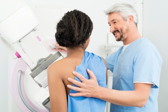 Od listopada 2023 bezpłatne badanie mammograficzne należy się paniom od 45. do 74. roku życia