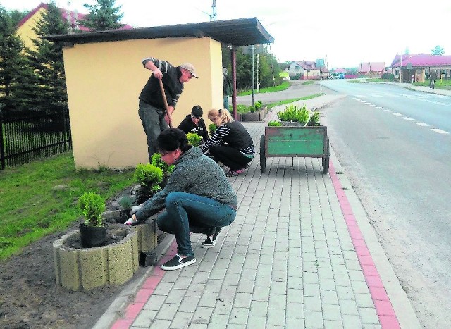 Zmiana otoczenia to wspólna praca wielu organizacji, w tym Ochotniczej Straży Pożarnej, uczniów oraz mieszkańców.