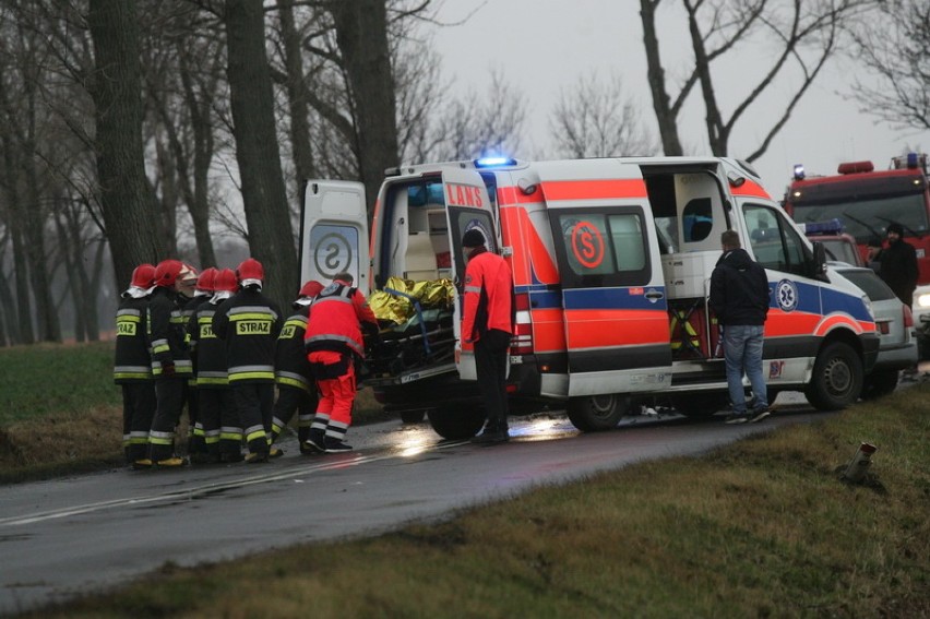 Wypadek na drodze Legnica - Złotoryja. Zderzenie dwóch aut za Kozowem. Sześć osób rannych (ZDJĘCIA)