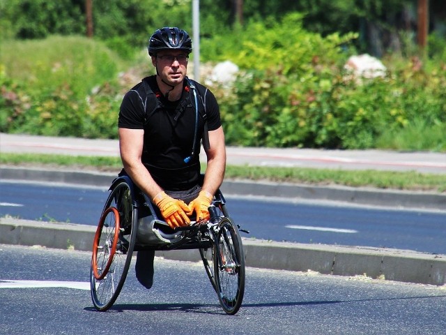 W Polsce żyje około 4,7 mln osób z niepełnosprawnościami, co stanowi 12 proc. ludności. Część z nich, mimo poważnych problemów z poruszaniem, nie wyobraża sobie życia bez sportu. Coraz więcej dyscyplin, nawet tych ekstremalnych, jest więc adaptowanych do ich potrzeb, dzięki czemu nie muszą rezygnować ze swoich marzeń i przeżywania niesamowitych emocji. Osoby z niepełnosprawnościami mogą uprawiać różne dyscypliny sportowe, także te ekstremalne, które na pierwszy rzut oka mogłyby się wydawać poza ich zasięgiem. Pokonywanie strachu i własnych słabości, które towarzyszą sportom ekstremalnym, to inspirujący i motywujący krok do lepszego samopoczucia, bez względu na to czy jest się osobą z niepełnosprawnością, czy w pełni sprawną. Odpowiednio przystosowany sprzęt, a przede wszystkim chęci sprawiają, że niemożliwe przestaje istnieć. Coraz więcej osób z niepełnosprawnościami o tym się przekonuje. Przejdź do kolejnego zdjęcia --->