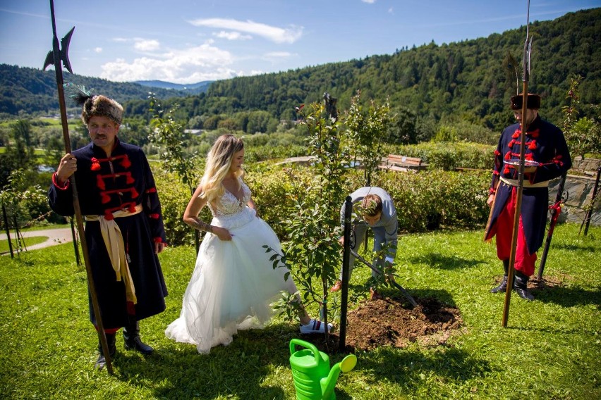 Nowożeńcy zasadzili drzewko miłości w Ogrodach Sensorycznych...