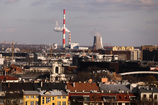 Podłączając kolejnych mieszkańców do sieci ciepłowniczej miasto chce redukować emisję gazów cieplarnianych.