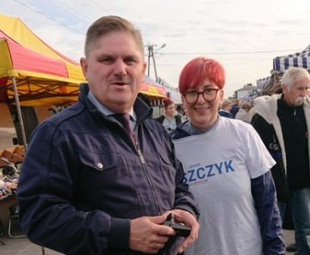 Poseł Leszek Ruszczyk ze swoimi współpracownikami rozpoczął sobotę na radomskim targowisku "Śląska".